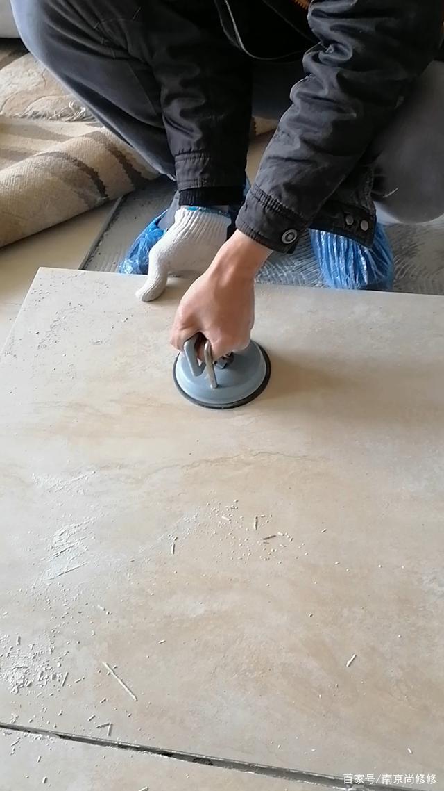 家里的墙砖翘起来了怎么修补呢(家里的墙砖翘起来了怎么修补呢视频)