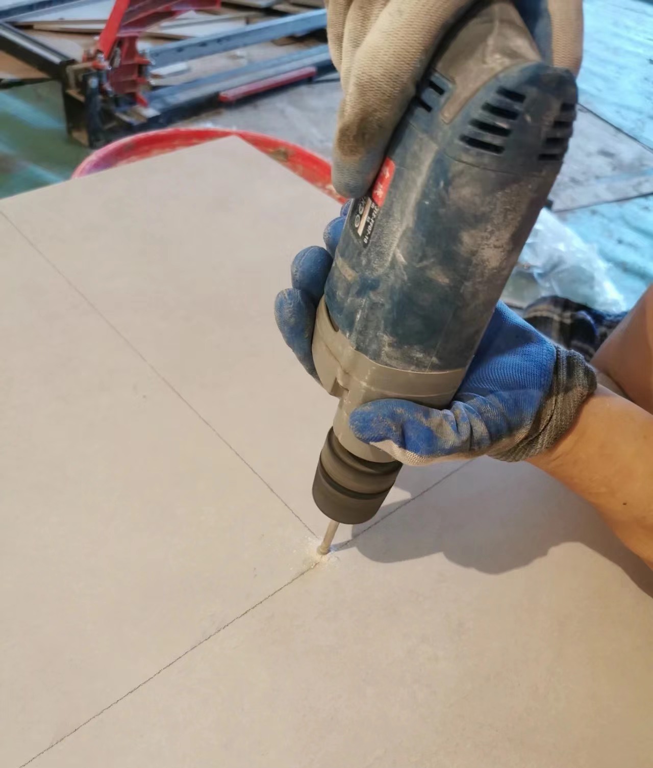 墙砖打孔后的地方怎么修补视频讲解图(墙砖打孔后的地方怎么修补视频讲解图片)